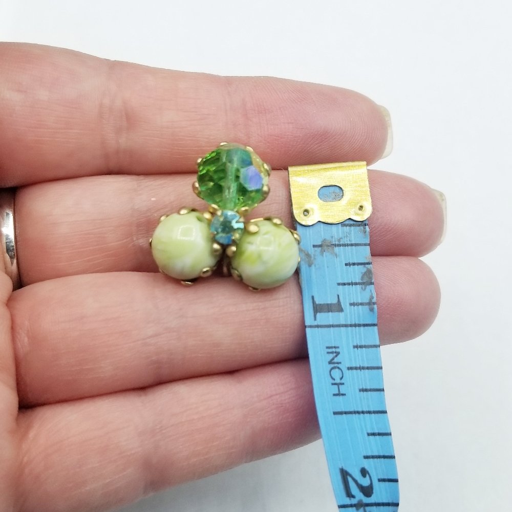 Vintage green Aurora Borealis clip earrings - Picture 6 of 7